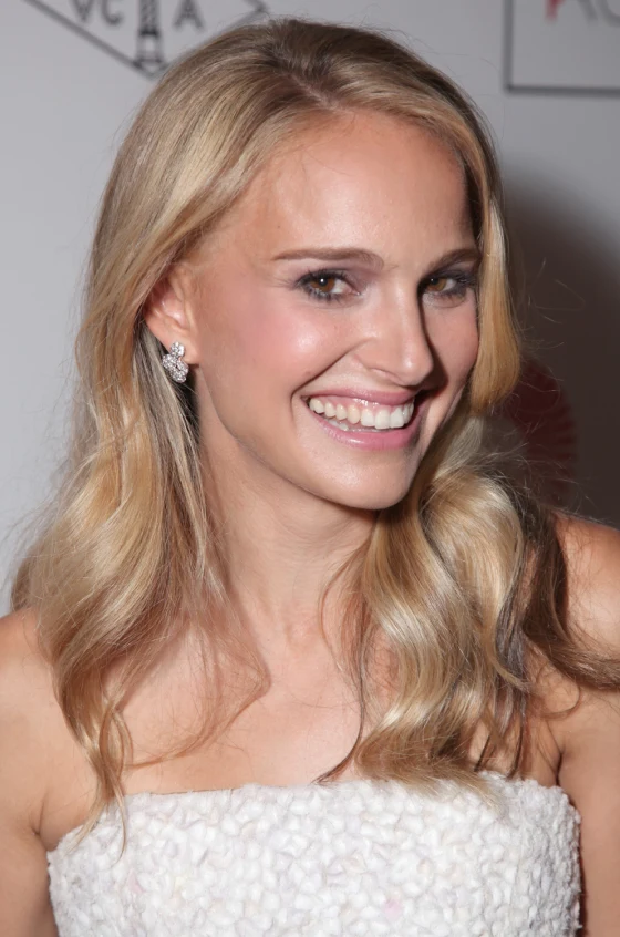 Natalie Portman goes blonde for film role