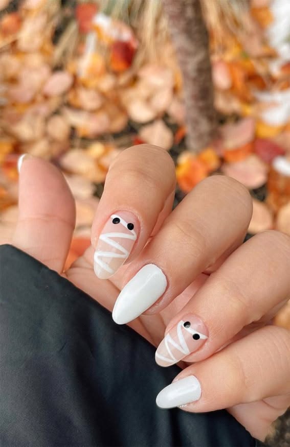 47 Cute & Spooky Halloween Nail Ideas 2022 : White Mummy Halloween ...