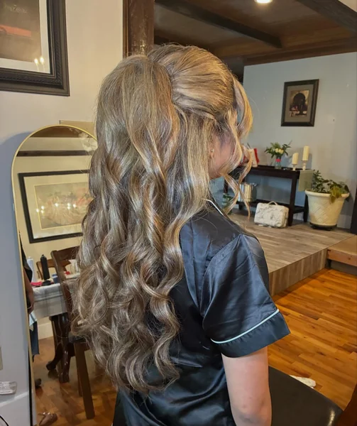 Voluminous Half Up Ponytail with Curls