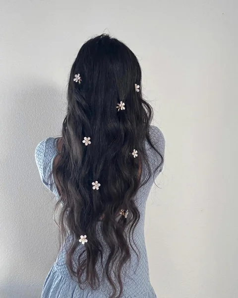 Long Waves with Scattered Flower Clips