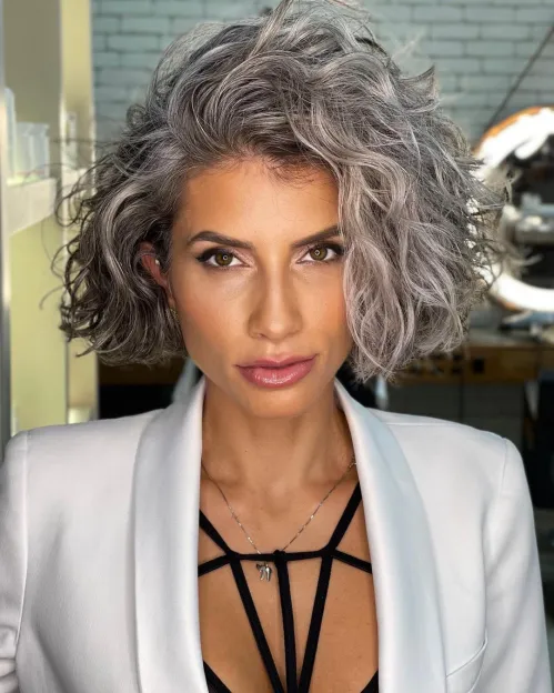 60 Unbeatable Haircuts for Women over 40 to Take on Board in 2025