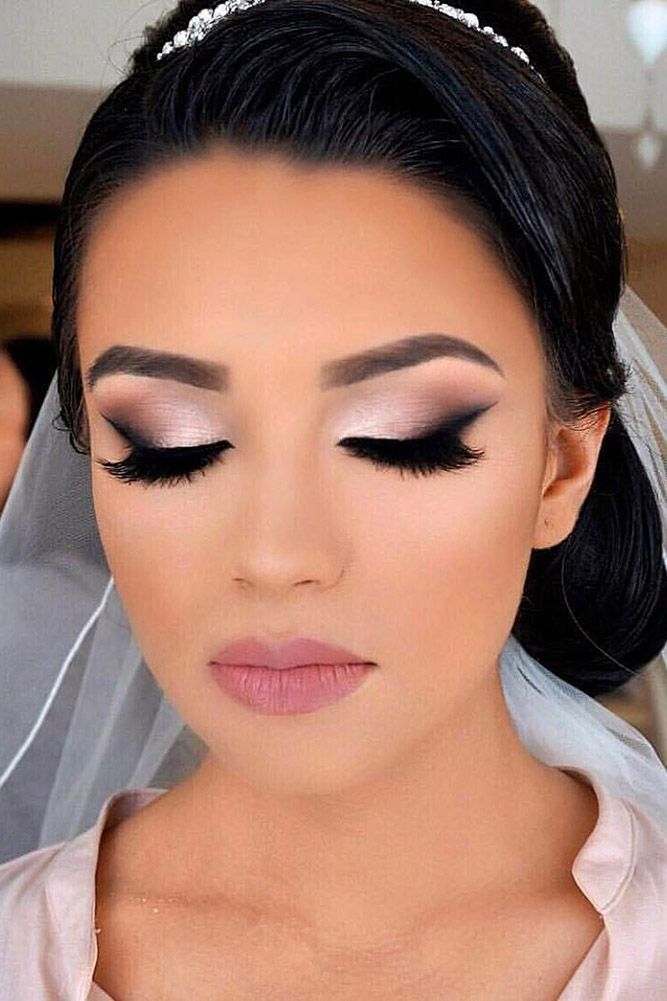 Wedding Makeup: 50 Looks For Brides [2024 Guide + Expert Tips]
