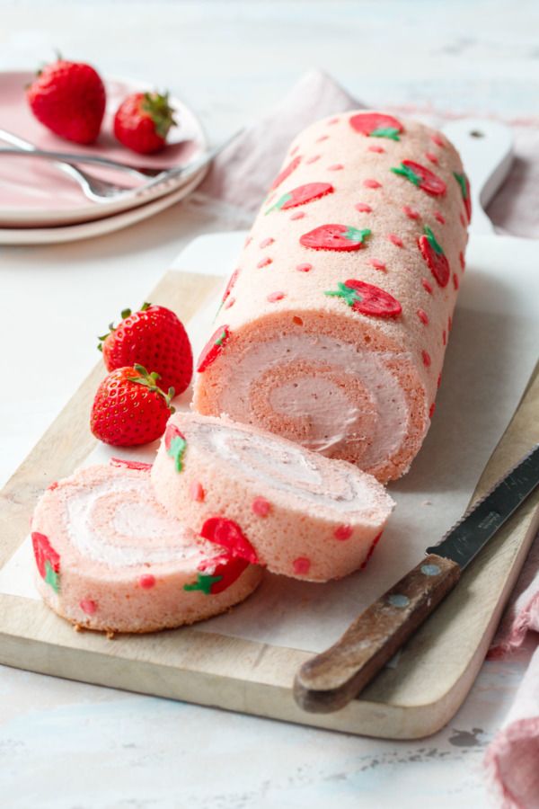 Roll into strawberry season with this gorgeous strawberry cake ...