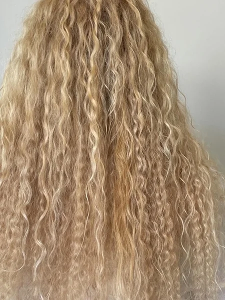 Beachy Blonde Ultra-Long Kinky Curls