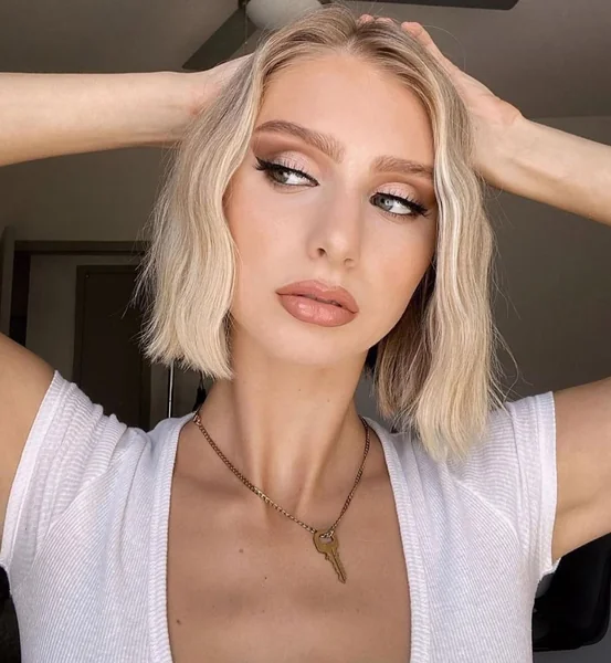 Chic Blunt Bob for Medium-Thick Wavy Hair