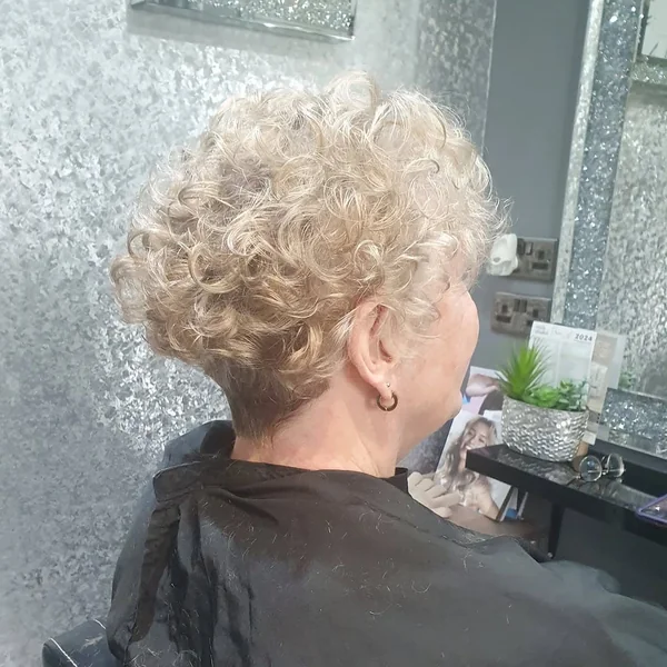 Chic Short Platinum Crop with Defined Tight Curls