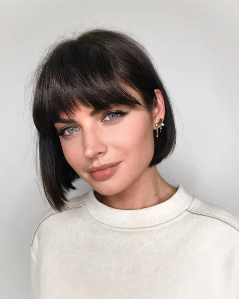 Classic Dark Chin Bob with Full Fringe Bangs