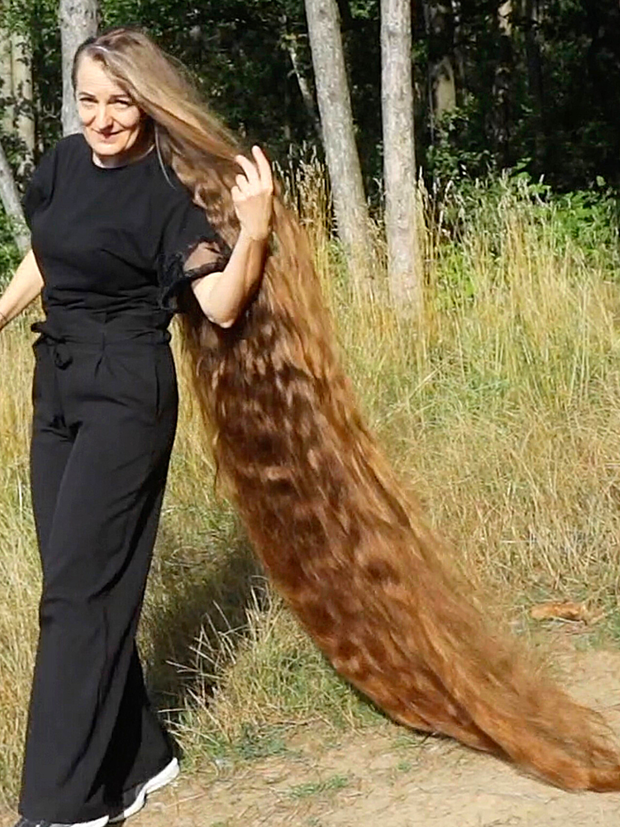 VIDEO - Way beyond floor length hair
