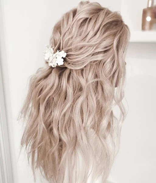 Dreamy Long Blonde Layers for Flowing Beach Waves