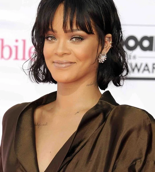 Effortless Wavy Bob with Piecey Fringe Bangs