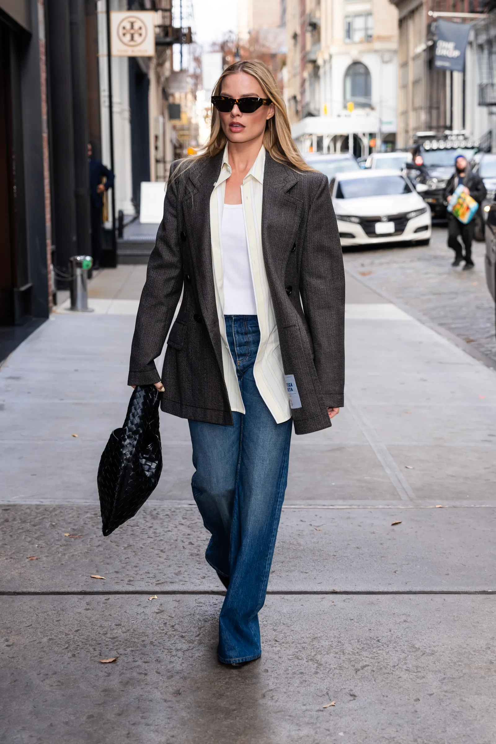 Smart Casual Dress Code Guide for Women, According to Stars | Vogue