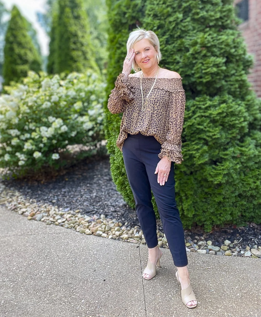 A CHIC AND SOPHISTICATED OUTFIT FOR WOMEN OVER 50
