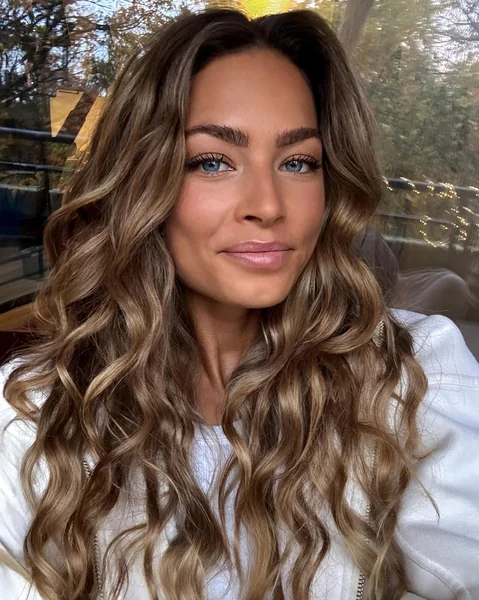 Long Bronde Beach Waves with Seamless Color Melt