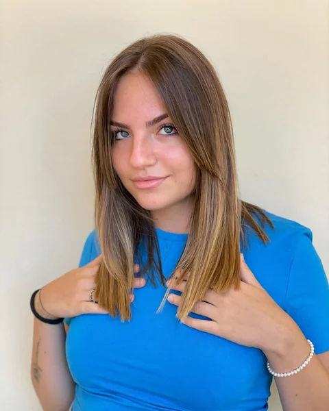 Sleek Collarbone Length with Subtle Highlights
