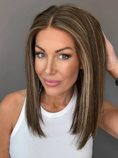 Sleek Straight Lob with Caramel Highlights