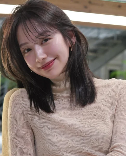 Soft Medium Layers with Wispy See-Through Bangs