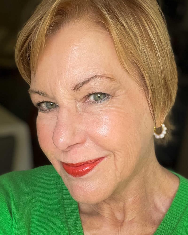 How to wear red lipstick over 60 - une femme d'un certain âge