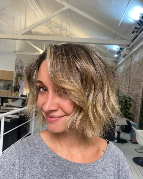 Textured Wavy Chin Bob with Face-Framing Blonde