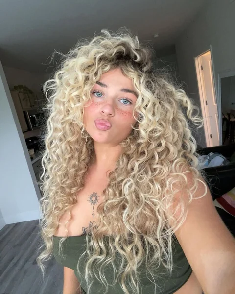 Voluminous Blonde Coils with Shaggy Face-Framing Curls