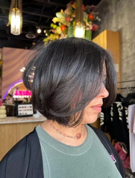 Voluminous Layered Bob with Hidden Movement