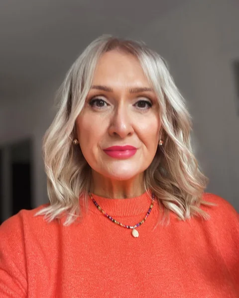 Voluminous Silver Lob with Subtle Layers