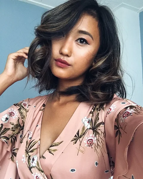 Voluminous Wavy Lob with Deep Side Part