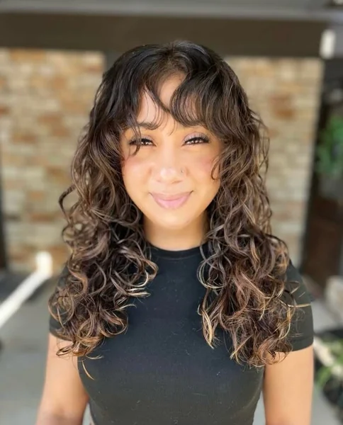 Bronde Spiral Layers with Dynamic Face-Framing Fringe