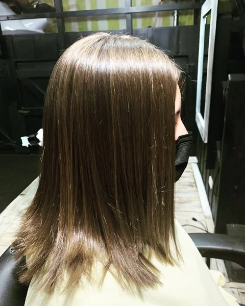 Chic Brunette Lob with Subtle Sun-Kissed Face-Framing