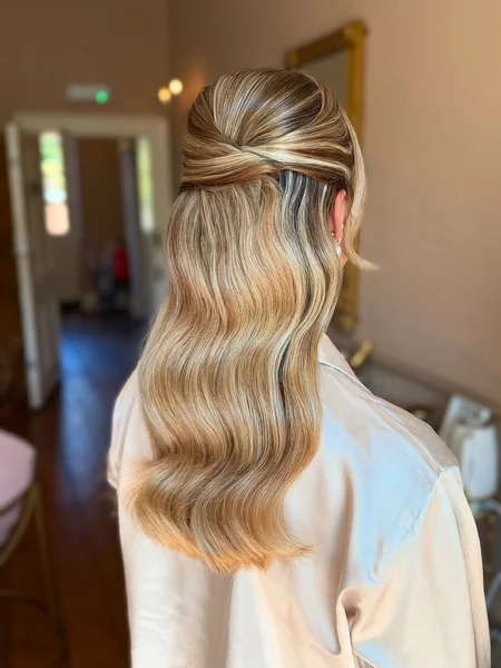 Chic Honey Blonde Half-Up Twist with Soft Waves