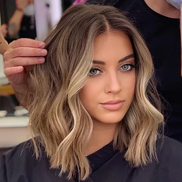 Chic Honey Blonde Lob with Soft Money-Piece Waves