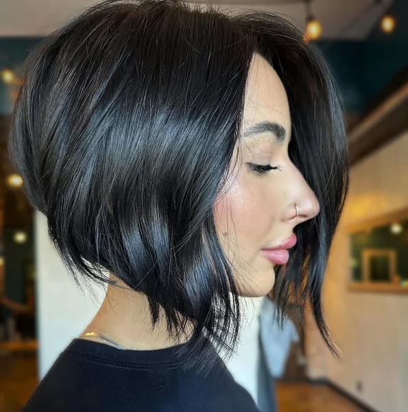 Chic Inverted Bob with Sun-Kissed Caramel Highlights