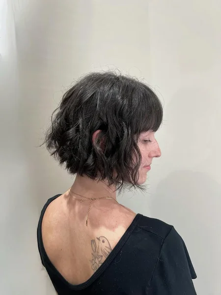 Chic Inverted Wavy Bob with Soft Textured Layers