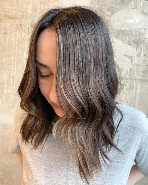 Dimensional Brunette Waves with Golden Money-Piece Highlights