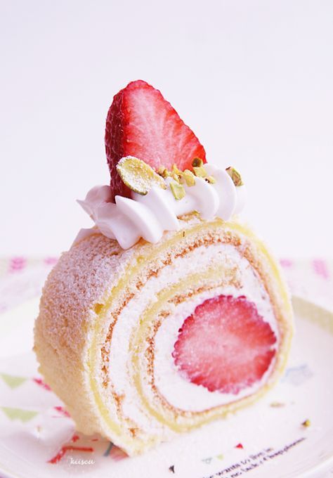 sparkly & sassy - kiiseu: Strawberry roll cake
