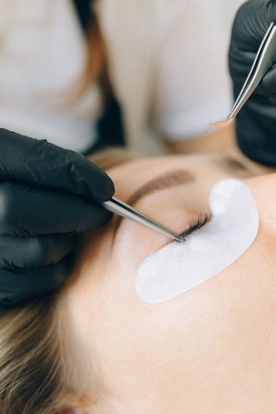 Cover the lower lashes with a gel cushion or tape.