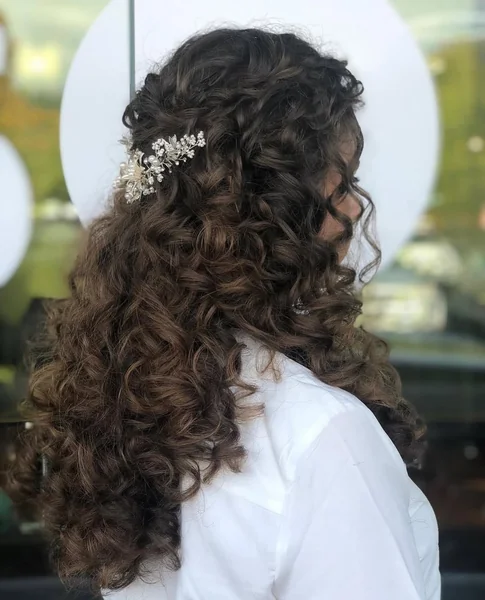 Effortless Honey Blonde Ringlets with Face-Framing Volume