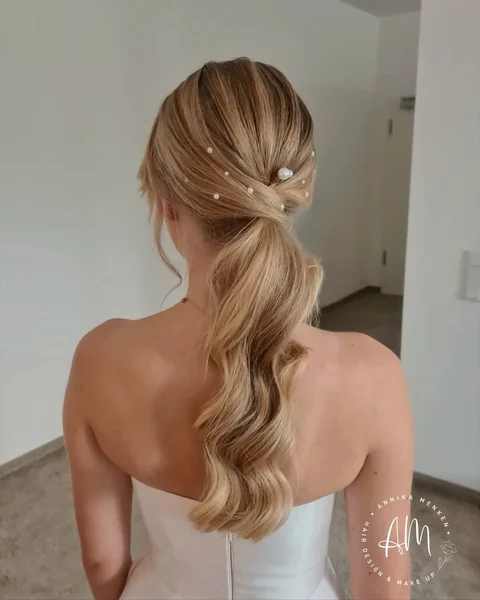 Elegant Wavy Ponytail Adorned with Delicate Pearls