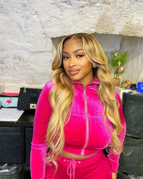 Honey Blonde Beach Waves with Bright Face-Framing Highlights