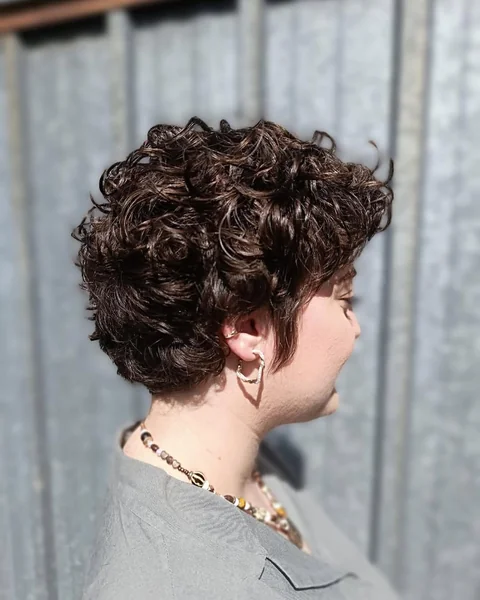 Icy Silver Glamour: Voluminous Side-Swept Curls