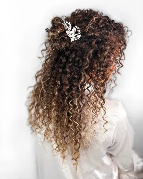 Layered Toffee Highlights in a Textured Half-Bun