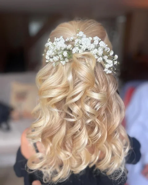 Natural Glamour: Full-Bodied Dark Curls with Center Part