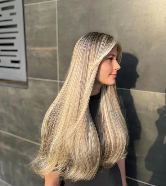 Sleek Champagne Blonde Silk with Face-Framing Curvature
