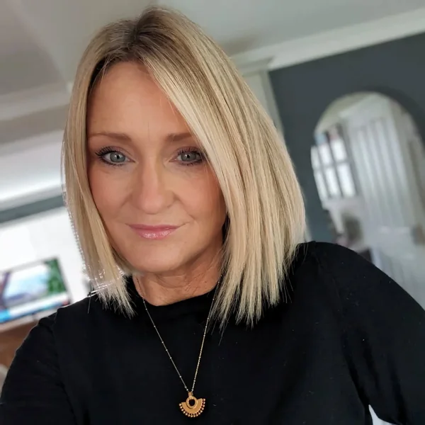 Sleek Honey-Blonde Bob with Precision Blunt Ends