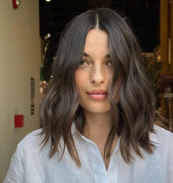 Softly Toffee-Highlighted Brunette Lob with Lived-in Waves